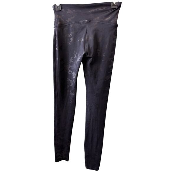 NEW SPANX Women's Matte Black Faux Leather Glossy Camo Shaping Leggings Size M - Picture 4 of 10